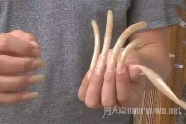 男子指甲留9年13厘米 为何留这么长又怪异的指甲？