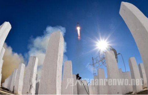 俄飞船发射事故 两位宇航员幸运逃生表现出色