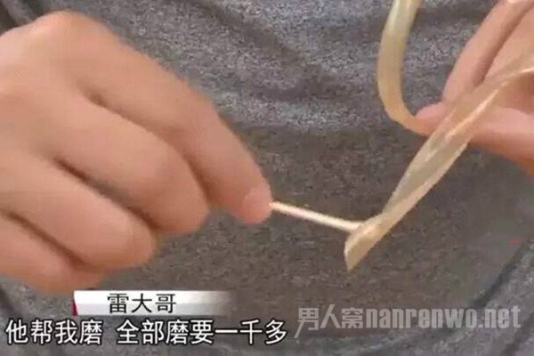 男子指甲留9年13厘米 为何留这么长又怪异的指甲？