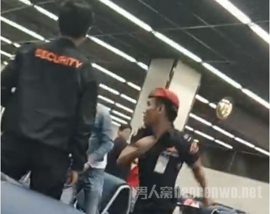 泰国机场 中国游客特别通道 中国游客遭到不公平待遇?