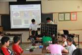 照片:在小学校上开设节能环保教育讲座