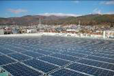 照片:工厂房顶的太阳能发电系统
