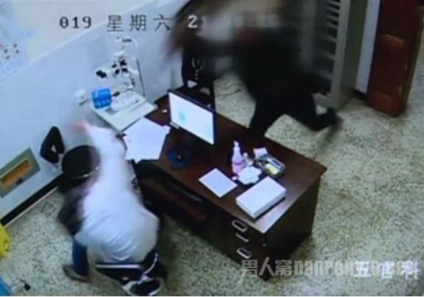 医生被殴打仍救治怎么回事？患者打医生的原因是什么？
