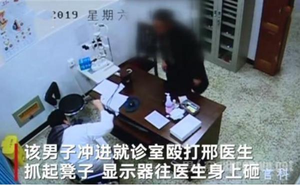 医生被殴打仍救治怎么回事？患者打医生的原因是什么？