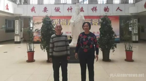 衡水中学1500名师生送别楼管夫妇 6旬夫妻告别校园