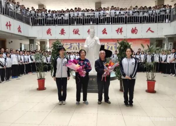 衡水中学1500名师生送别楼管夫妇 6旬夫妻告别校园