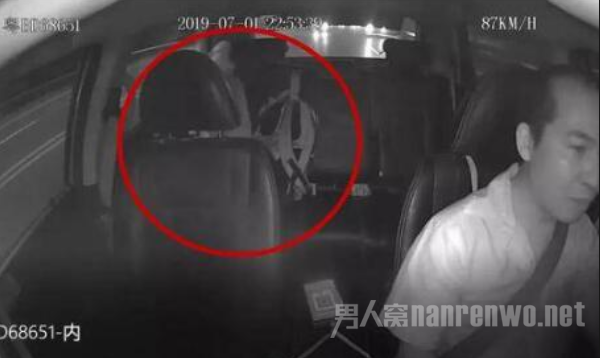 为母则刚 孕妇生娃自剪脐带 下车前还不忘付车费