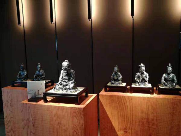 皇家雪兰莪“有教无类”系列精品雕塑北京首发