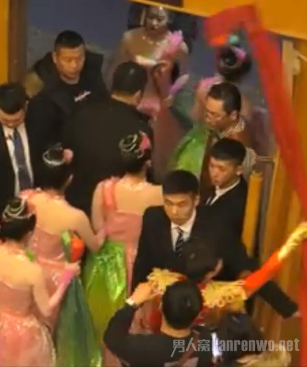 16年背对春晚舞台的老兵即将退伍 为老兵致敬