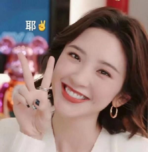 唐艺昕做客薇娅直播间，笑容五连拍好甜