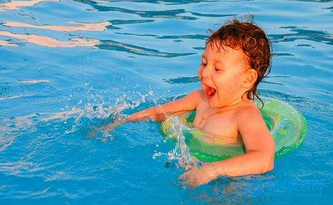 婴儿游泳溺水事件让家长忧心忡忡，家长：还能让宝宝去游泳吗？