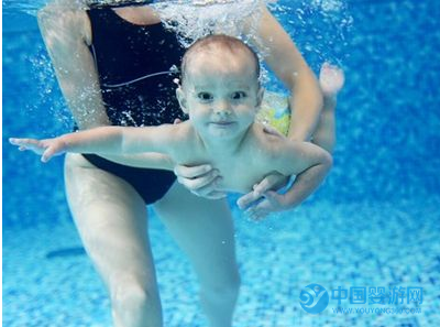 婴儿游泳馆：让宝宝活跃在大池子中，更吸引顾客