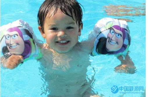 婴儿游泳馆：让宝宝活跃在大池子中，更吸引顾客