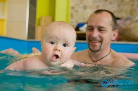 对婴儿游泳脖圈的正确认知，如何正确使用脖圈