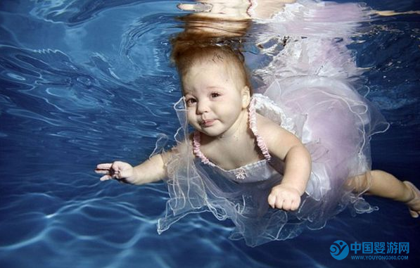婴儿游泳：挖掘宝宝更多潜能