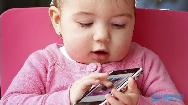 宝宝玩手机危害甚多，家长一定要注意