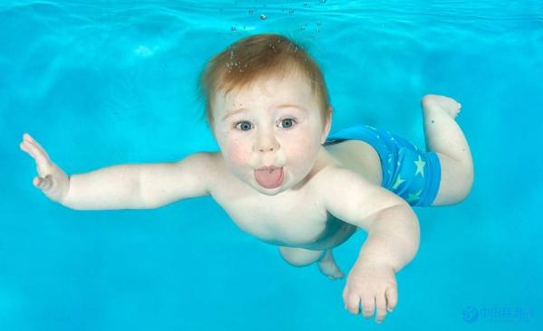 新闻上说婴儿游泳不好，是不是真的呀？还有必要坚持婴儿游泳吗
