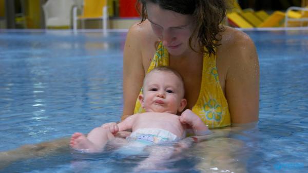 婴儿游泳固然好，但这些情况要喊停