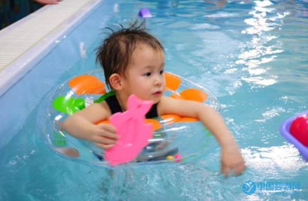 为什么医院都建议新生儿游泳，原因竟然是这样，新生儿游泳的好处你知道多少？