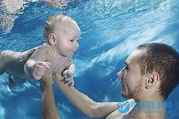 婴儿游泳，有效锻炼宝宝前庭平衡觉。
