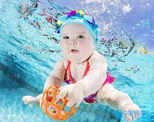 新闻上说婴儿游泳不好，是不是真的呀？还有必要坚持婴儿游泳吗