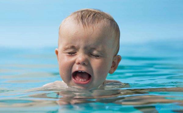 婴儿游泳受到惊吓怎么办？