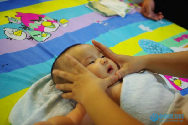 婴儿抚触好处多，如何去做是关键