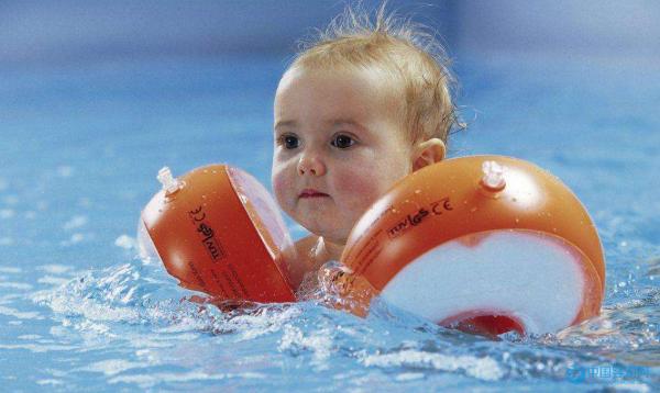 宝宝多大才可以使用婴儿游泳圈座圈