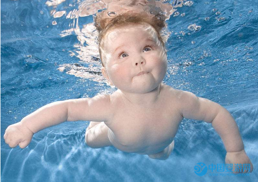 怎么让宝宝在游泳中找到乐趣，很简单