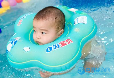 婴儿游泳脖圈的正确充气办法 原来我们一直都做错了