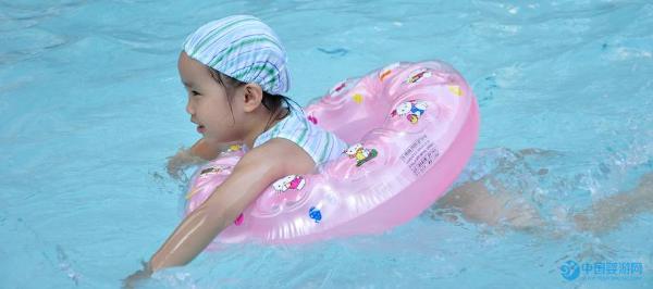 婴儿游泳促进宝宝智力发育，但这几点一定要注意！