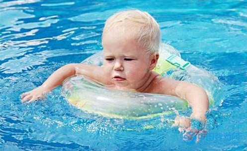 坚持婴儿游泳，宝宝更健康，妈妈更省心