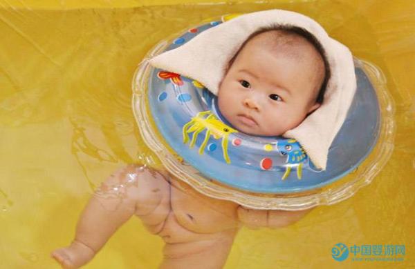 新生儿游泳对颈椎不好，还是脖圈会伤害宝宝颈椎？