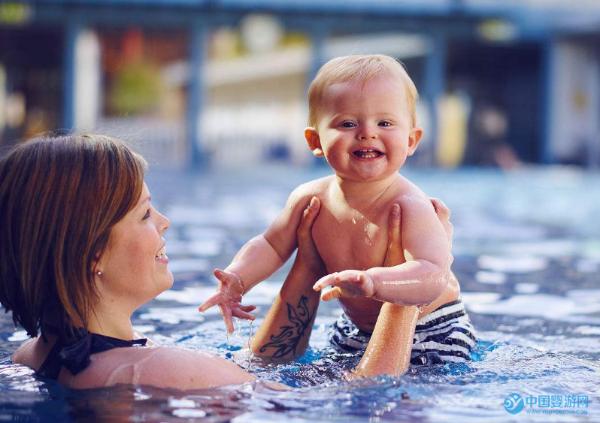 宝宝游泳和不游泳的区别，真不小
