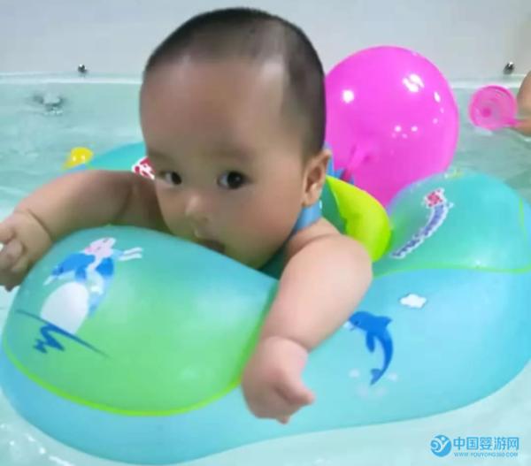 坚持婴儿游泳的宝宝更听话是怎么回事
