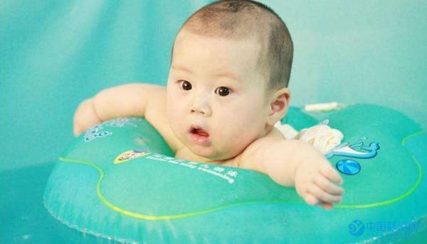 坚持婴儿游泳短短几个月，宝宝变化可不小