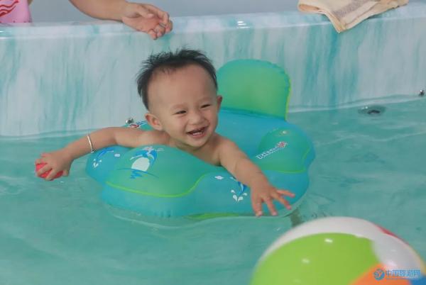婴儿游泳的最佳时机，千万别错过！