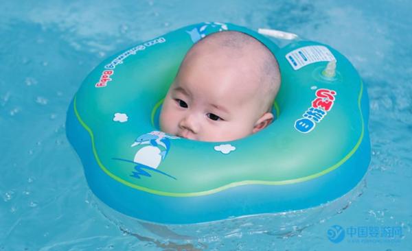 科学促进宝宝健康发育，婴儿游泳是首选
