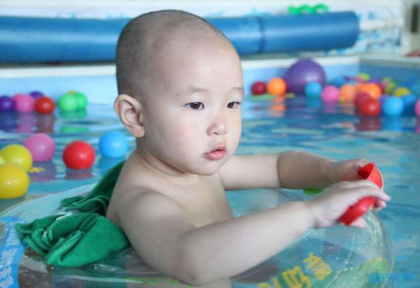 婴儿游泳多少钱一次？快来了解一下，别被忽悠了