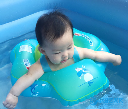 婴儿游泳时宝宝哭闹的六大原因及解决办法