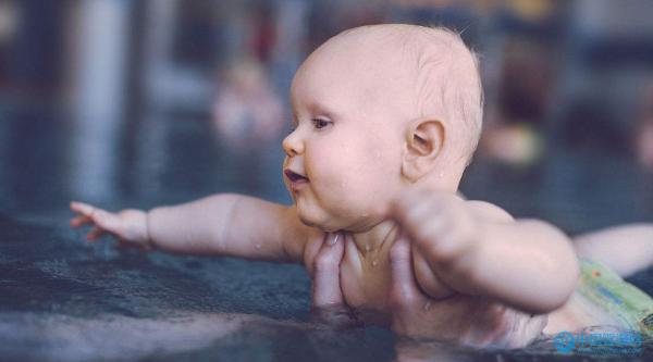 『』10个月宝宝发育指标，你家宝贝达到了吗