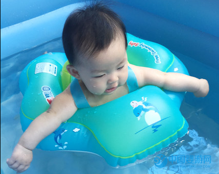 未满周岁的宝宝选择婴儿游泳圈，除了大小，注意这一点也很重要