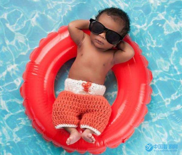婴儿游泳作为最适合宝宝的运动，宝宝下水就哭闹是怎么回事？