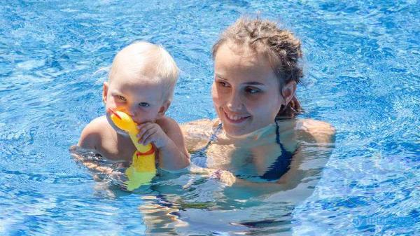 在家进行婴儿游泳效果一样好？你错了，差别可不小