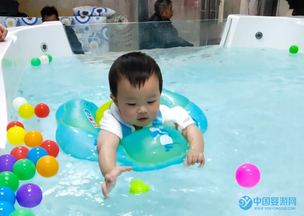 让宝宝坚持婴儿游泳，这理由也是绝了