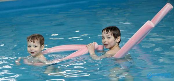 为什么婴儿游泳一定要去婴儿游泳馆？婴儿游泳馆用哪些“潜规则”吸引着家长？