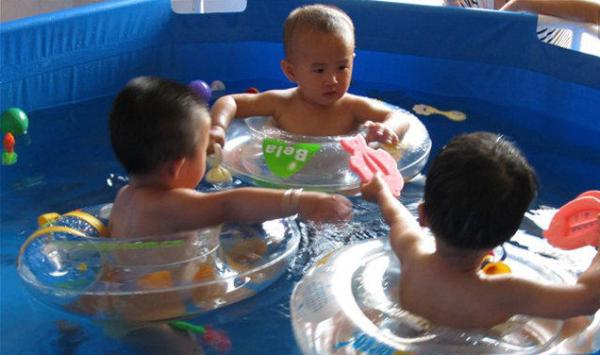 ▲坚持婴儿游泳，宝宝与众不同,婴儿游泳的好处你要懂