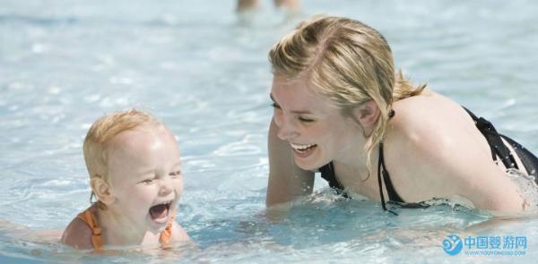 延续宝宝天性，婴儿游泳的好处更多
