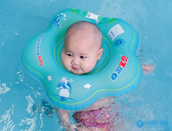未满周岁的宝宝选择婴儿游泳圈，除了大小，注意这一点也很重要