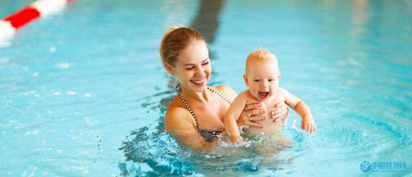 冬季婴儿游泳八大好处，全面促进宝宝健康成长